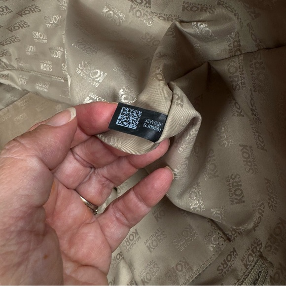 Michael Kors Met Center Stripe Carryall Tote in Vanilla/Gold - Picture 12 of 12